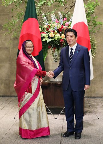 Photograph of the Prime Minister welcoming the Prime Minister of Bangladesh (1)