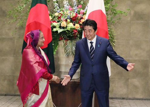 Photograph of the Prime Minister welcoming the Prime Minister of Bangladesh (2)