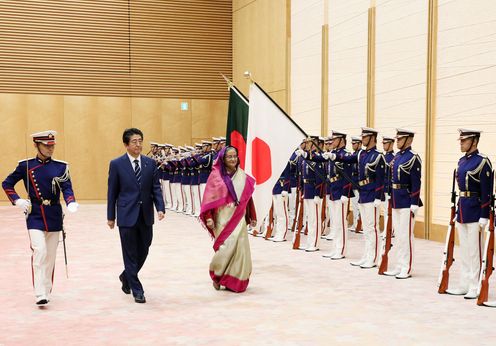 Photograph of the salute and the guard of honor ceremony (1)