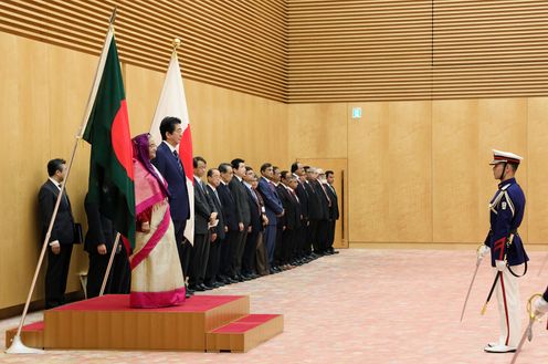 Photograph of the salute and the guard of honor ceremony (2)