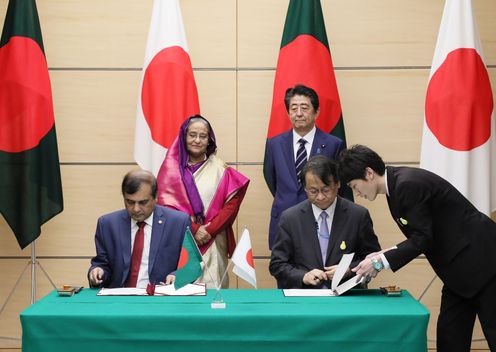 Photograph of the leaders attending the signing ceremony (1)