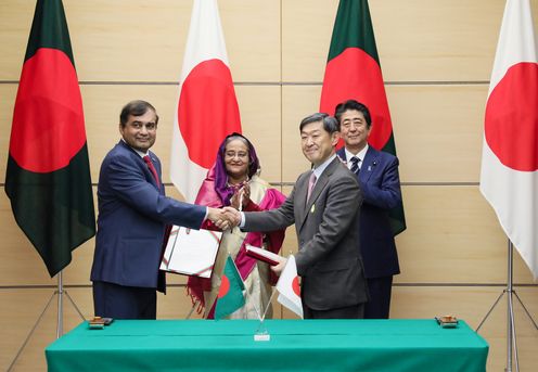 Photograph of the leaders attending the signing ceremony (2)