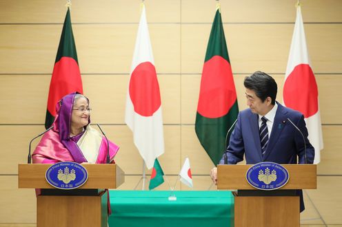 Photograph of the joint press announcement (2)