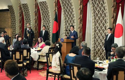 Photograph of the Prime Minister delivering an address at the banquet hosted by Prime Minister Abe and Mrs. Abe (1)