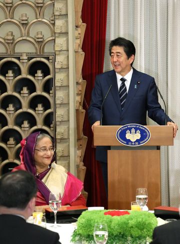 Photograph of the Prime Minister delivering an address at the banquet hosted by Prime Minister Abe and Mrs. Abe (2)