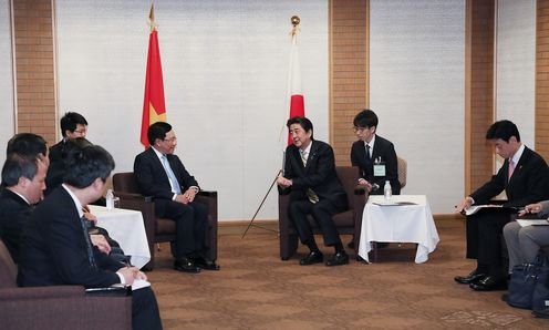 Photograph of the Prime Minister receiving the courtesy call (3)