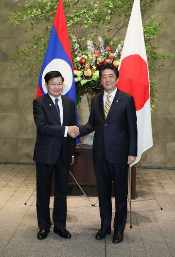 Photograph of the leaders shaking hands