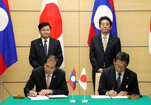 Photograph of the leaders attending the signing ceremony (1)