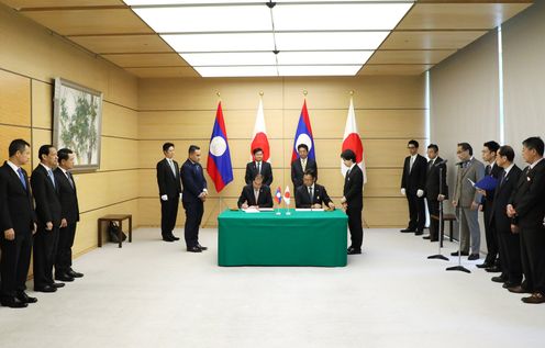 Photograph of the leaders attending the signing ceremony (2)