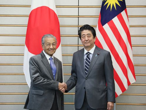 Photograph of the leaders shaking hands (1)