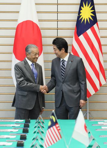 Photograph of the leaders shaking hands (2)