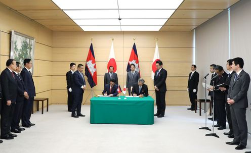 Photograph of the leaders attending the signing ceremony (2)