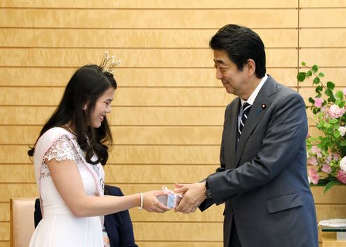 Photograph of the Prime Minister receiving the courtesy call (5)