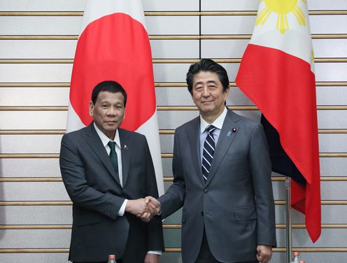 Photograph of the leaders shaking hands