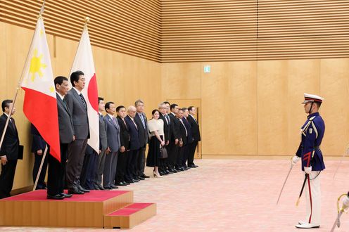 Photograph of the salute and the guard of honor ceremony (1)