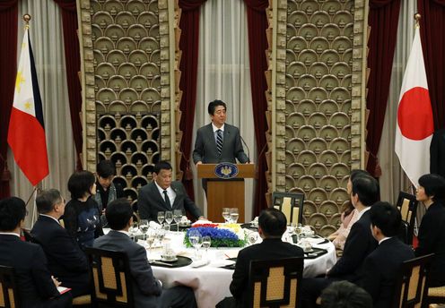 Photograph of the Prime Minister delivering an address at the banquet hosted by Prime Minister Abe and Mrs. Abe (1)