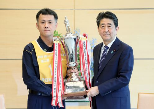 Photograph of the Prime Minister presenting a trophy (1)