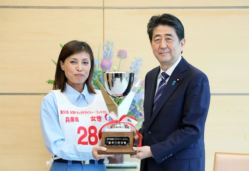 Photograph of the Prime Minister presenting a trophy (4)