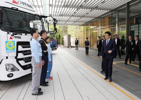 Photograph of the Prime Minister receiving the courtesy call (2)