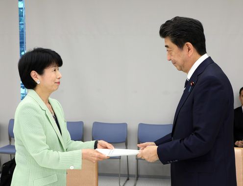 Photograph of the Prime Minister receiving the report (1)