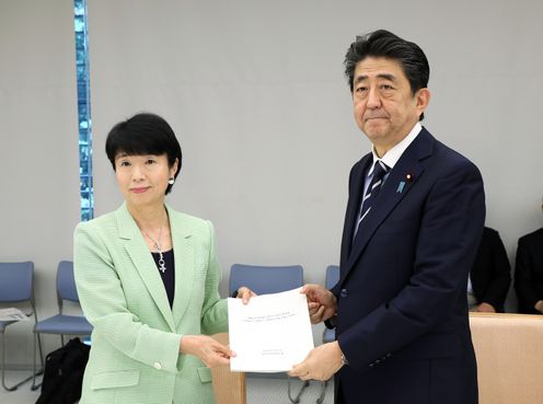 Photograph of the Prime Minister receiving the report (2)