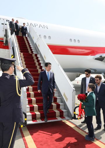 Photograph of the Prime Minister arriving at the airport (1)