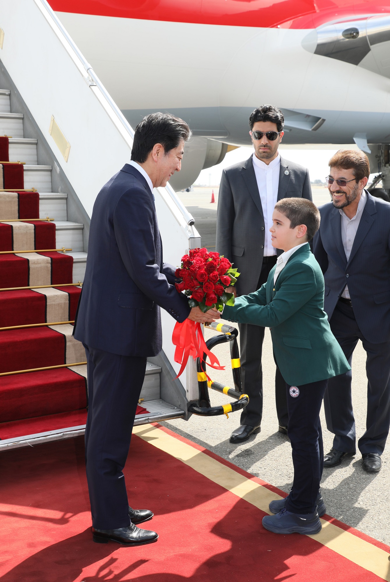Photograph of the Prime Minister arriving at the airport (2)