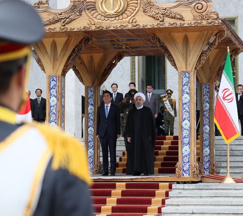  Photograph of the Prime Minister attending the welcome ceremony (2)