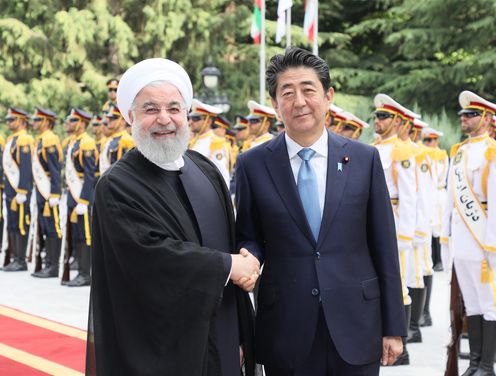 Photograph of the leaders shaking hands