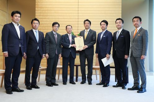 Photograph of the Prime Minister receiving the proposal (1)