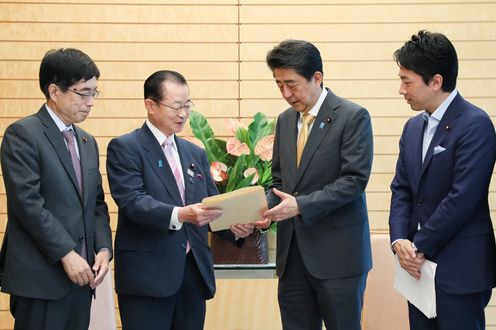 Photograph of the Prime Minister receiving the proposal (2)