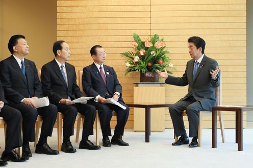 Photograph of the Prime Minister receiving the proposal (3)