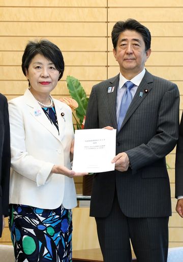 Photograph of the Prime Minister receiving the proposal (2)