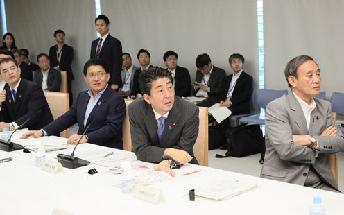 Photograph of the Prime Minister listening to a presentation (1)