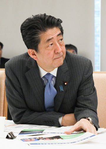 Photograph of the Prime Minister listening to a presentation (2)