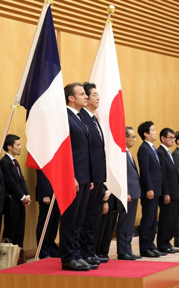 Photograph of the salute and the guard of honor ceremony (1)