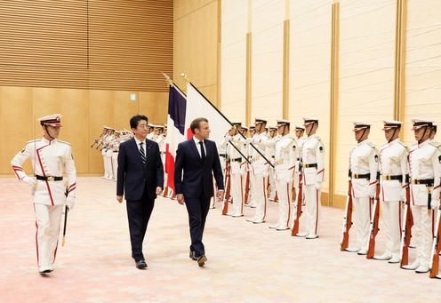 Photograph of the salute and the guard of honor ceremony (2)