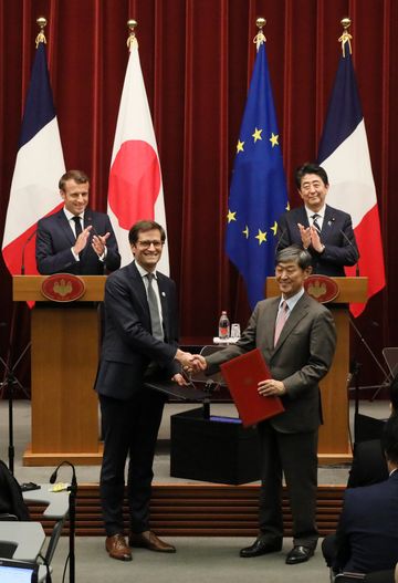 Photograph of the exchange of documents ceremony (1)