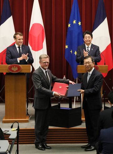 Photograph of the exchange of documents ceremony (2)