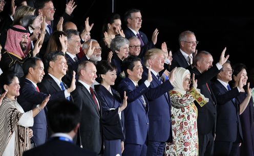 Photograph of the Prime Minister attending the group photo session during the Cultural Program (1)