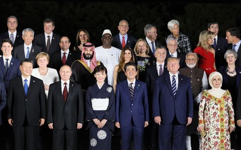 Photograph of the Prime Minister attending the group photo session during the Cultural Program (2)