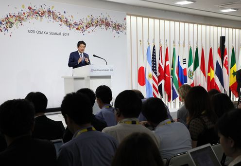 Photograph of the press conference by the President of the G20 Osaka Summit (2)