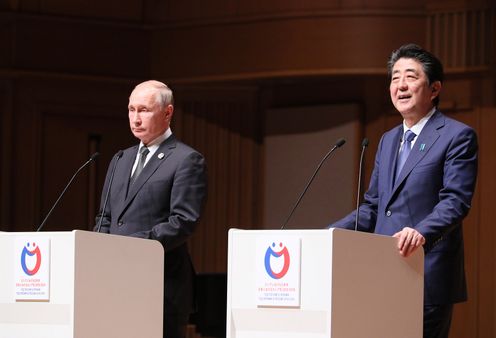 Photograph of the Prime Minister delivering an address at the closing ceremony of the Japan-Russia year of exchange