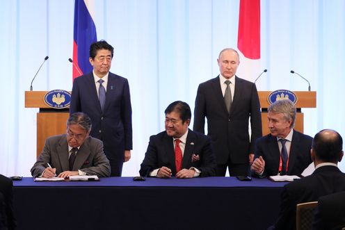 Photograph of the leaders attending the document signing ceremony and exchange of documents ceremony (1)