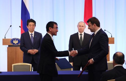 Photograph of the leaders attending the document signing ceremony and exchange of documents ceremony (2)