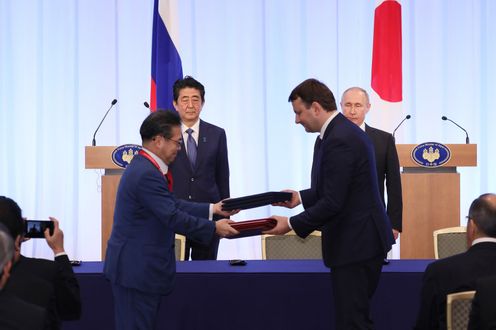 Photograph of the leaders attending the document signing ceremony and exchange of documents ceremony (3)