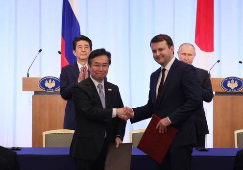 Photograph of the leaders attending the document signing ceremony and exchange of documents ceremony (4)