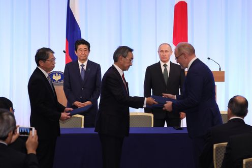 Photograph of the leaders attending the document signing ceremony and exchange of documents ceremony (5)