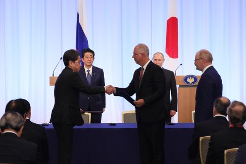 Photograph of the leaders attending the document signing ceremony and exchange of documents ceremony (6)