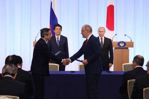 Photograph of the leaders attending the document signing ceremony and exchange of documents ceremony (7)